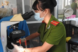 Cán bộ Phòng kỹ thuật hình sự (Công an tỉnh Tây Ninh) đang thực hiện kỹ thuật xét nghiệm, phân tích mẫu máu các vụ án hình sự đang thụ lý. Ảnh minh họa. (Ảnh: Thanh Tân/TTXVN