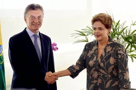 Tổng thống Brazil Dilma Rousseff (phải) đón, hội đàm với Tổng thống đắc cử Argentina Mauricio Macri (trái). (Nguồn: AFP)