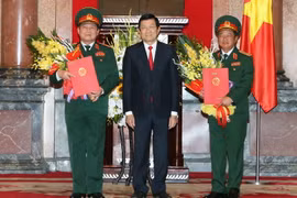 Chủ tịch nước Trương Tấn Sang chụp ảnh chung với hai Đại tướng Ngô Xuân Lịch và Đỗ Bá Tỵ tại lễ trao quyết định thăng quân hàm Đại tướng. (Ảnh: Nguyễn Khang/TTXVN)