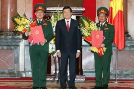 Chủ tịch nước Trương Tấn Sang chụp ảnh chung với hai Đại tướng Ngô Xuân Lịch và Đỗ Bá Tỵ tại lễ trao quyết định thăng quân hàm Đại tướng. (Ảnh: Nguyễn Khang/TTXVN)