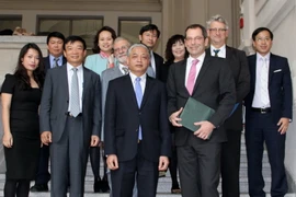 Ông Rainer Sontowski, Quốc vụ khanh Bộ Kinh tế và Năng lượng Đức chụp ảnh chung với đoàn công tác Việt Nam trong buổi làm việc tại trụ sở Bộ Kinh tế và Năng lượng ở Berlin. (Ảnh: Mạnh Hùng/TTXVN) 