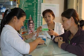 Luật Dược sửa đổi đang trình Quốc hội khóa XIII quy định cấm mua, bán thuốc mà không có toa đơn thuốc bác sỹ. (Nguồn: TTXVN)