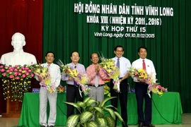 Ông Lữ Quang Ngời (bìa phải) và ông Trần Hoàng Tựu (bìa trái) được bầu làm Phó Chủ tịch Ủy ban Nhân dân tỉnh Vĩnh Long nhiệm kỳ 2011-2016. (Ảnh: Phạm Minh Tuấn/TTXVN)
