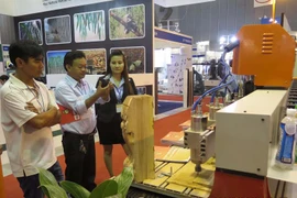 Khách tham quan triển lãm. (Ảnh: Hoàng Hải/Vietnam+)