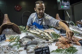 Một người bán cá tại một khu chợ ở Toulouse. (Nguồn: Getty Images)