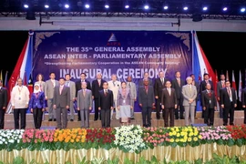 Trưởng đoàn các nước chụp ảnh chung tại Lễ khai mạc AIPA-35. (Ảnh: Nhan Sáng/TTXVN)