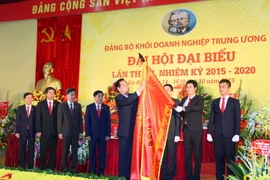 Thủ tướng Nguyễn Tấn Dũng trao tặng Huân chương Độc lập hạng Nhất của Chủ tịch nước cho Đảng ủy Khối Doanh nghiệp Trung ương. (Ảnh: Thống Nhất/TTXVN)