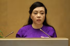 Bộ trưởng Bộ y tế Nguyễn Thị Kim Tiến trình bày Tờ trình về dự án Luật dược (sửa đổi). (Ảnh: Phương Hoa/TTXVN)