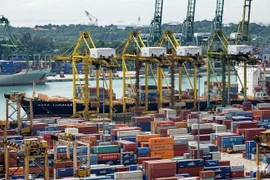 Hoạt động bốc xếp container hàng hóa ở Singapore. (Nguồn: AFP)