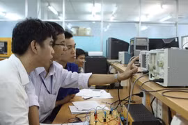 Giờ thực hành của sinh viên Khoa Điện tử viễn thông, Trường Đại học Bách khoa Thành phố Hồ Chí Minh. (Ảnh: Phương Vy/TTXVN)