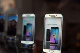 Mẫu điện thoại Galaxy S6 edge của Samsung. (Nguồn: techtimes.com)