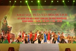 Chương trình nghệ thuật với chủ đề “Về miền địa linh” trong đêm khai mạc. (Ảnh: Thanh Tùng/TTXVN)