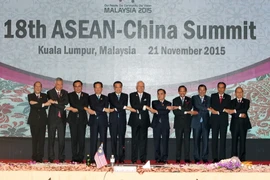 Thủ tướng Nguyễn Tấn Dũng và các nhà lãnh đạo dự Hội nghị Cấp cao ASEAN- Trung Quốc lần thứ 18 chụp ảnh chung. (Ảnh: Đức Tám/TTXVN) 