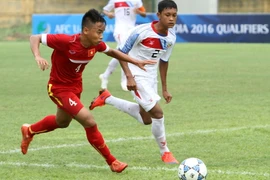 Trận đấu giữa U16 Việt Nam (áo đỏ) và U16 Myanmar trong khuôn khổ vòng loại, bảng J giải bóng U16 châu Á 2016. (Ảnh: Quốc Khánh/TTXVN)