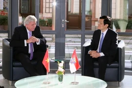 Thủ hiến bang Hessen Volker Bouffier tiếp Chủ tịch nước Trương Tấn Sang. (Ảnh: Nguyễn Khang/TTXVN)