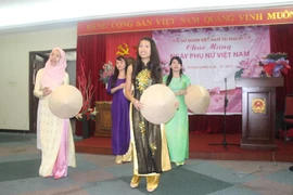 Tiết mục văn nghệ chào mừng Ngày Phụ nữ Việt Nam trong buổi lễ kỷ niệm. (Ảnh: Kim Dung/Vietnam+)