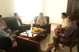 Quang cảnh buổi làm việc giữa Sứ quán Việt Nam và công ty Giang Tô. (Ảnh: Hồng-Bình/Vietnam+)