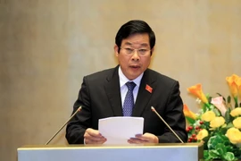 Bộ trưởng Bộ Thông tin và Truyền thông Nguyễn Bắc Son, thừa ủy quyền của Thủ tướng Chính phủ trình bày Tờ trình về dự án Luật báo chí (sửa đổi). (Ảnh: Doãn Tấn/TTXVN)