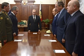 Tổng thống Vladimir Putin (giữa) họp với các quan chức cấp cao Nga về kết quả điều tra vụ máy bay Nga rơi tại bán đảo Sinai. (Nguồn: THX/TTXVN)