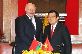 Chủ tịch nước Trương Tấn Sang và Tổng thống Cộng hòa Belarus Lukashenko tại lễ ký các văn kiện hợp tác giữa hai nước. (Ảnh: Nguyễn Khang/TTXVN)
