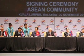 Thủ tướng Nguyễn Tấn Dũng ký Tuyên bố Kuala Lumpur về việc thành lập Cộng đồng ASEAN. (Ảnh: Đức Tám/TTXVN)