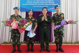 Chia tay ba sỹ quan Việt Nam lên đường làm nhiệm vụ tại Phái bộ Gìn giữ Hòa bình Liên hợp quốc, tháng 4/2015. (Ảnh: Hồng Pha/TTXVN) 