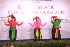 Tiết mục "Trống cơm" của đoàn Việt Nam đã thu hút những tràng pháo tay tán thưởng của đông đảo người tham dự sự kiện. (Ảnh: Việt Hải/Vietnam+) 