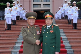 Đại tướng Phùng Quang Thanh và Đại tướng Pak Yong Sik trước khi tiến hành hội đàm. (Ảnh: Trọng Đức/TTXVN) 