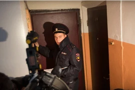 Một sỹ quan cảnh sát Nga phát biểu với giới truyền thông trong khu nhà phát hiện khối chất nổ tự tạo phục vụ cho hoạt động khủng bố ở Moskva. (Nguồn: AP)