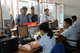 Khách du lịch quốc tế làm thủ tục nhập cảnh tại Hải quan cửa khẩu quốc tế Mộc Bài. (Ảnh: Lê Đức Hoảnh/TTXVN)