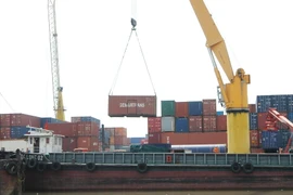 Bốc xếp hàng container tại cảng ICD Phước Long trên sông Hà Tiên ,quận Thủ Đức. (Ảnh: Thanh Phàn/TTXVN)