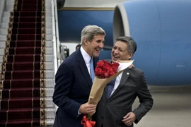 Ngoại trưởng Kyrgyzstan Erlan Bekeshovich (phải) đón Ngoại trưởng Mỹ John Kerry (trái) tại sân bay Manas ngày 31/10. (Nguồn: AFP/TTXVN) 