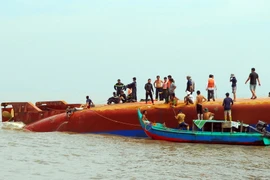 Các lực lượng cứu hộ đang nỗ lực tìm kiếm, cứu nạn những người còn mất tích. (Ảnh: Mạnh Linh/TTXVN)