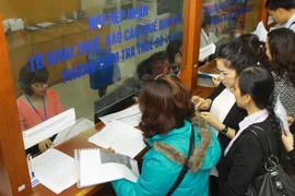 Hoạt động thu, nộp thuế tại Cục Thuế Hà Nội. (Nguồn: TTXVN)