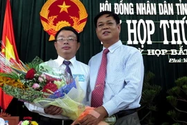 Ông Huỳnh Tấn Việt, Bí thư Tỉnh ủy kiêm Chủ tịch HĐND tỉnh Phú Yên (bên phải) chức mừng ông Hoàng Văn Trà được bầu giữ chức Chủ tịch UBND tỉnh. (Ảnh: Thế Lập/Vietnam+)