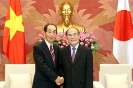 Chủ tịch Quốc hội Nguyễn Sinh Hùng tiếp Phó Chủ tịch Thượng viện Nhật Bản Koshiishi Azuma. (Ảnh: Nhan Sáng/TTXVN) 