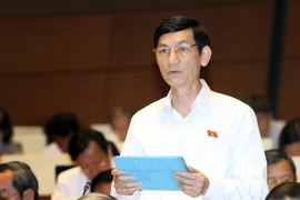 Đại biểu Quốc hội Đỗ Văn Vẻ phát biểu ý kiến về dự thảo Luật phí, lệ phí. (Ảnh: Nguyễn Dân/TTXVN)