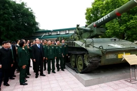 Ông Nguyễn Thiện Nhân, Ủy viên Bộ Chính trị, Chủ tịch Mặt trận Tổ quốc Việt Nam đến thăm và làm việc tại Bảo tàng Lịch sử Quân sự Việt Nam. (Ảnh: Doãn Tấn/TTXVN) 