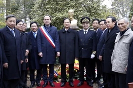 Thủ tướng Nguyễn Tấn Dũng và đoàn đại biểu Việt Nam với Đại diện thành phố Montreuil dưới tượng đài Bác. (Ảnh: Đức Tám/TTXVN)