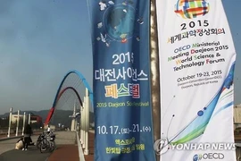 Băngrôn quảng bá sự kiện tại khu vực diễn ra diễn đàn. (Nguồn: Yonhap)