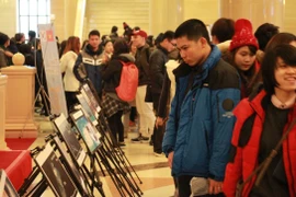 Khách tham quan triển lãm. (Ảnh: Phạm Duy/Vietnam+)