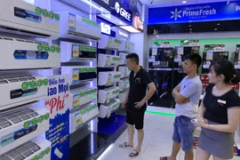 Khách hàng tham quan và mua hàng điều hòa nhiệt độ tại hệ thống siêu thị điện máy Nguyễn Kim (thành phố Hưng Yên). (Ảnh: Phạm Kiên/TTXVN)