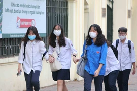 Học sinh trường THPT Việt Đức, quận Hoàn Kiếm trở lại trường, sáng 4/5. 