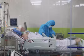Bệnh nhân 91 (43 tuổi, phi công người Anh) đang được điều trị tích cực tại Bệnh viện Chợ Rẫy Thành phố Hồ Chí Minh. (Ảnh: TTXVN phát)