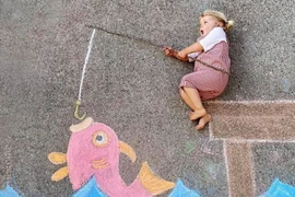 Mỗi ngày, người mẹ này đều vẽ nên những bức tranh khác nhau. Cô bắt đầu nảy ra ý tưởng này một vài ngày sau khi lệnh phong tỏa được ban bố. (Nguồn: Abbey Burns Tucker/Metro)