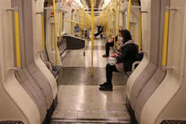 Hành khách di chuyển bằng tàu điện ngầm của hãng Tfl ở London, Anh ngày 14/5/2020. (Ảnh: AFP/TTXVN)