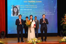 Phó Giáo sư,Tiến sỹ Vương Thị Ngọc Lan nhận Giải thưởng Tạ Quang Bửu. (Ảnh: Anh Tuấn/TTXVN)
