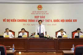 Tổng Thư ký, Chủ nhiệm Văn phòng Quốc hội Nguyễn Hạnh Phúc chủ trì họp báo. (Ảnh: Văn Điệp/TTXVN)