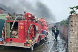 Lực lượng cảnh sát Phòng cháy, chữa cháy và cứu nạn, cứu hộ, Công an tỉnh Hải Dương triển khai lực lượng chữa cháy. (Ảnh: TTXVN phát)