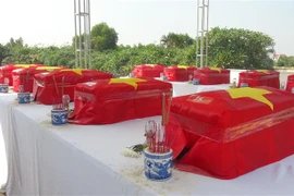 Lễ đón nhận và an táng 26 hài cốt liệt sỹ quân tình nguyện và chuyên gia Việt Nam hy sinh tại chiến trường Lào. (Ảnh: Đức Thọ/TTXVN)